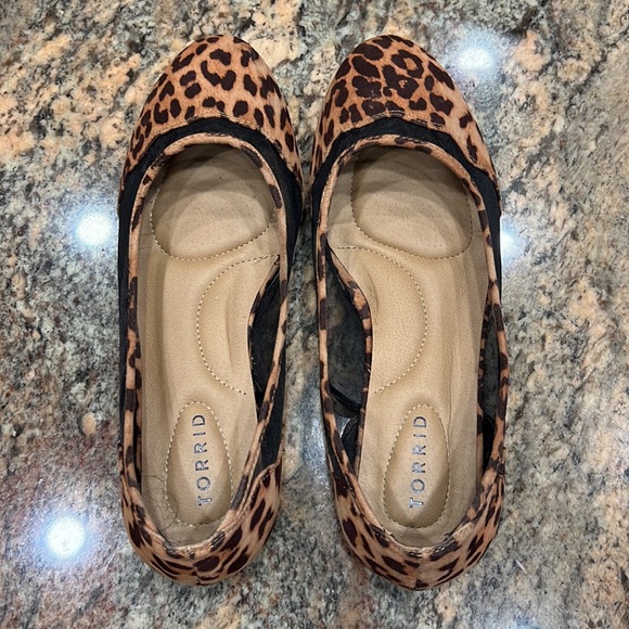 TORRID Mesh Scalloped leopard Flat 9 WW) - Picture 6 of 11